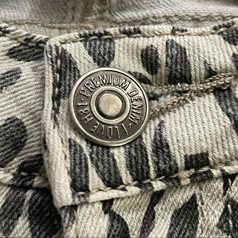 🌿I love H 81- Light washed gray Cheetah animal print skinny  jeans size 25🌿 - Picture 6 of 8